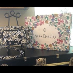 EUC VERA BRADLEY Iconic RFID Little Hipster